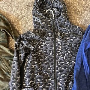 Lot of three lululemonwokrout jackets size 8 guc